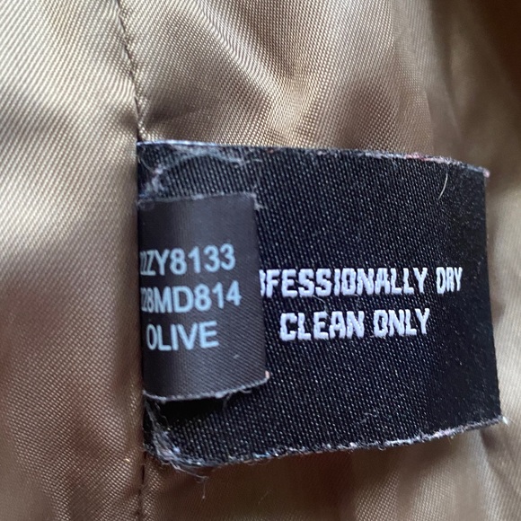 EUC Women’s Guess Puffer Vest - Picture 7 of 8